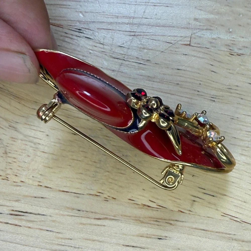 Vintage Red Hat Society Floral Enamel Rhinestone Brooch Pin Gold Tone Retro